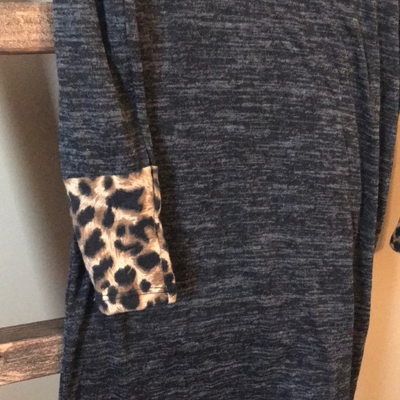 Gray tunic with cheetah print - Picture 3 of 3